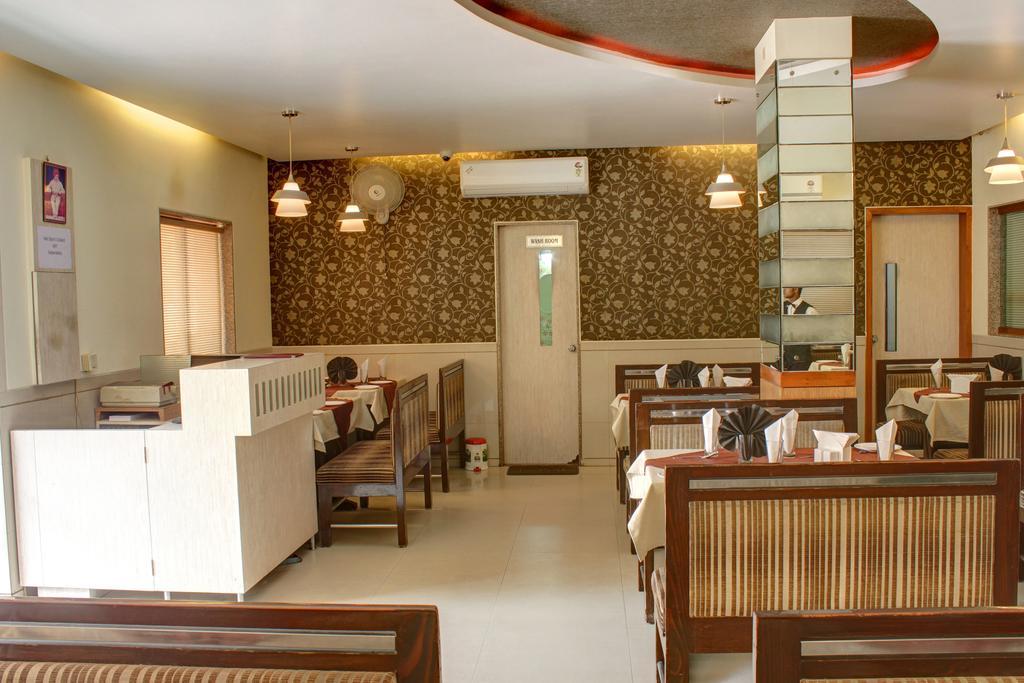 Hotel Corona Bharuch Eksteriør billede