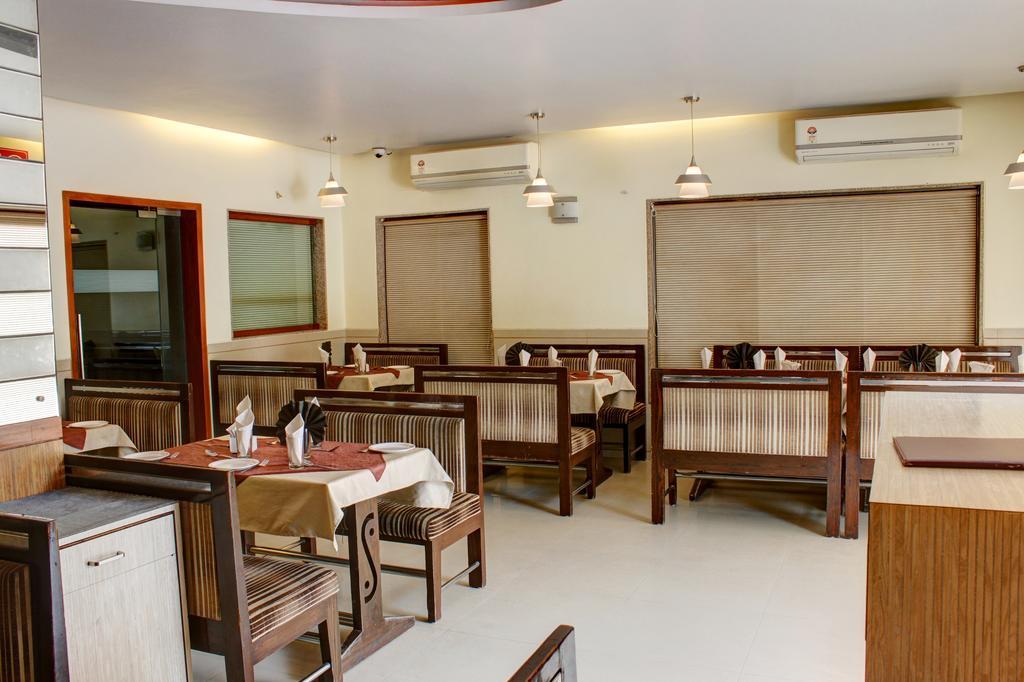 Hotel Corona Bharuch Eksteriør billede