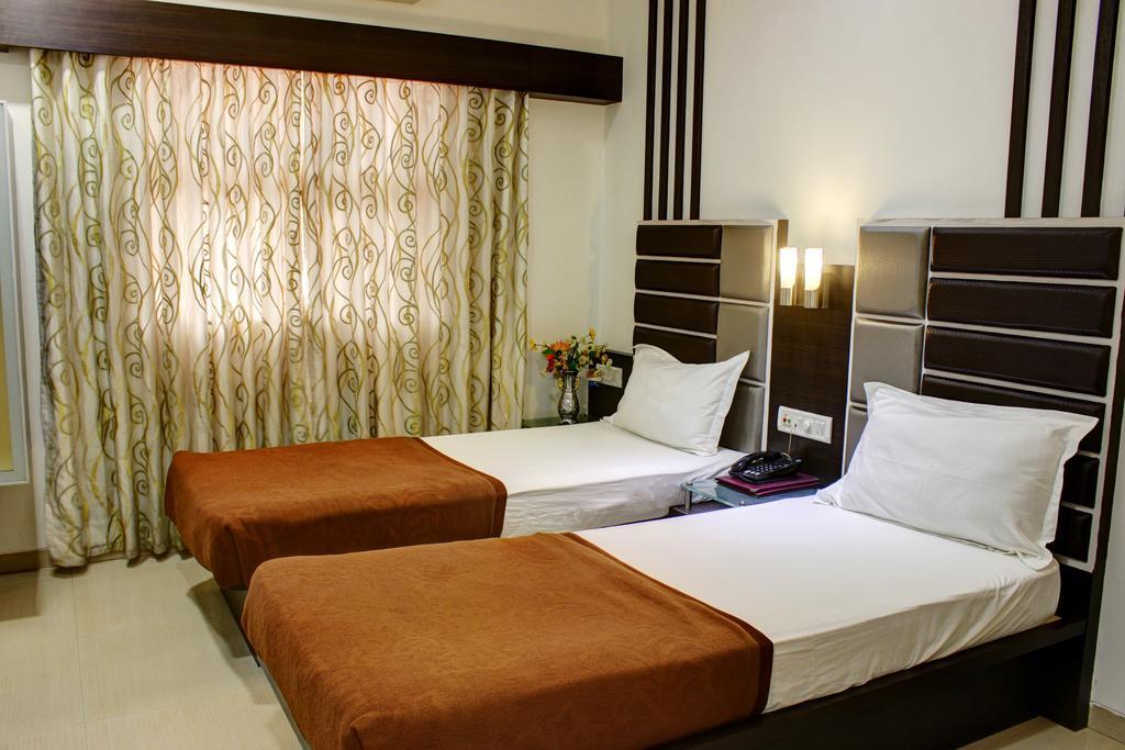 Hotel Corona Bharuch Eksteriør billede