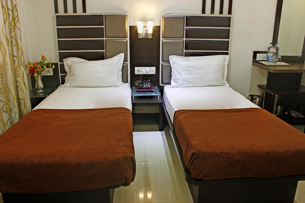 Hotel Corona Bharuch Eksteriør billede