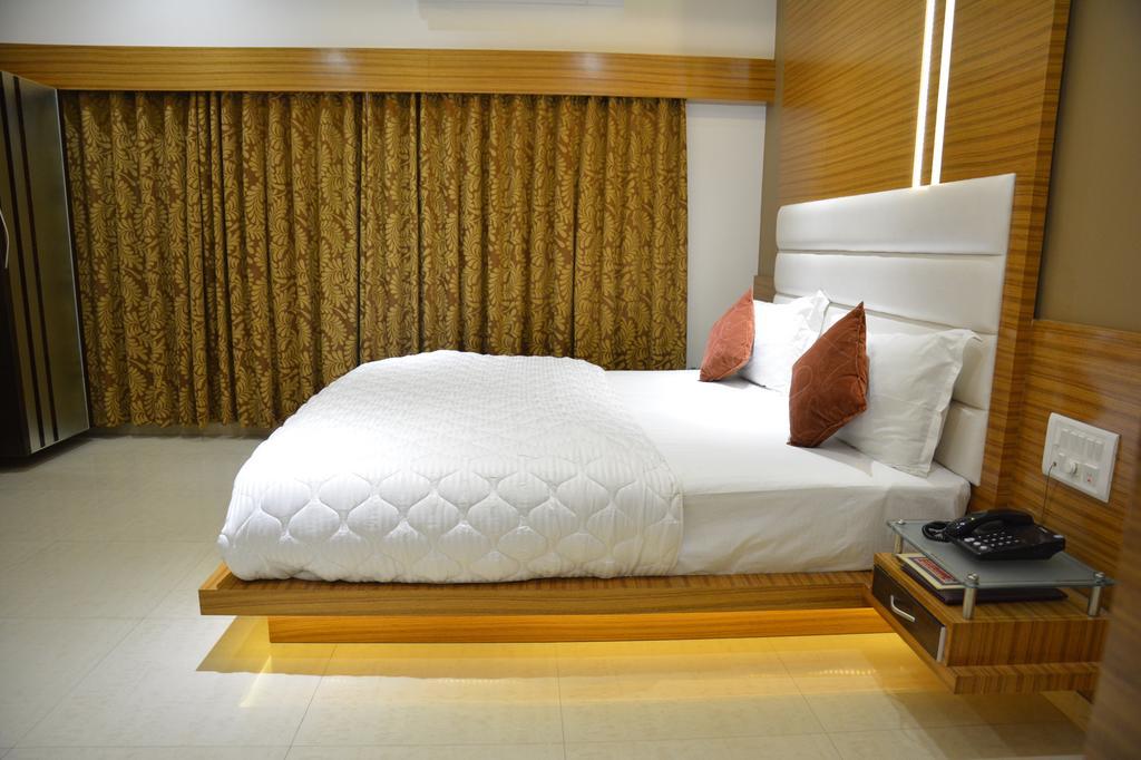 Hotel Corona Bharuch Værelse billede
