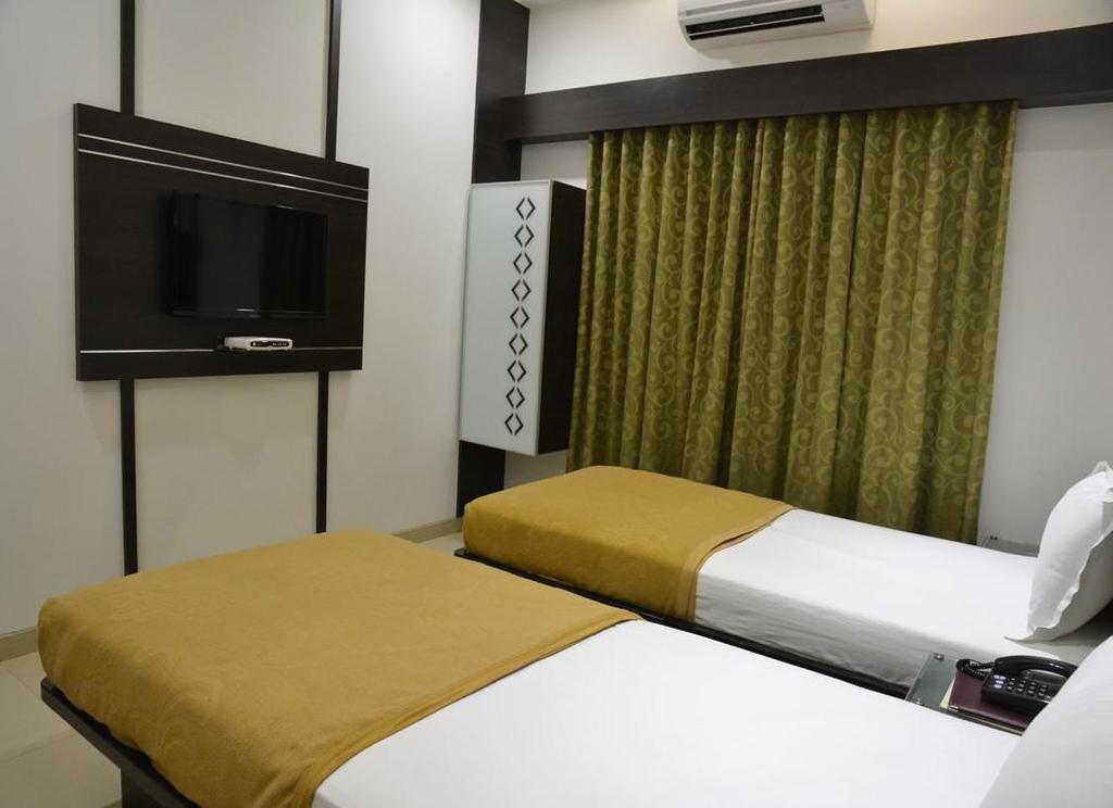Hotel Corona Bharuch Værelse billede