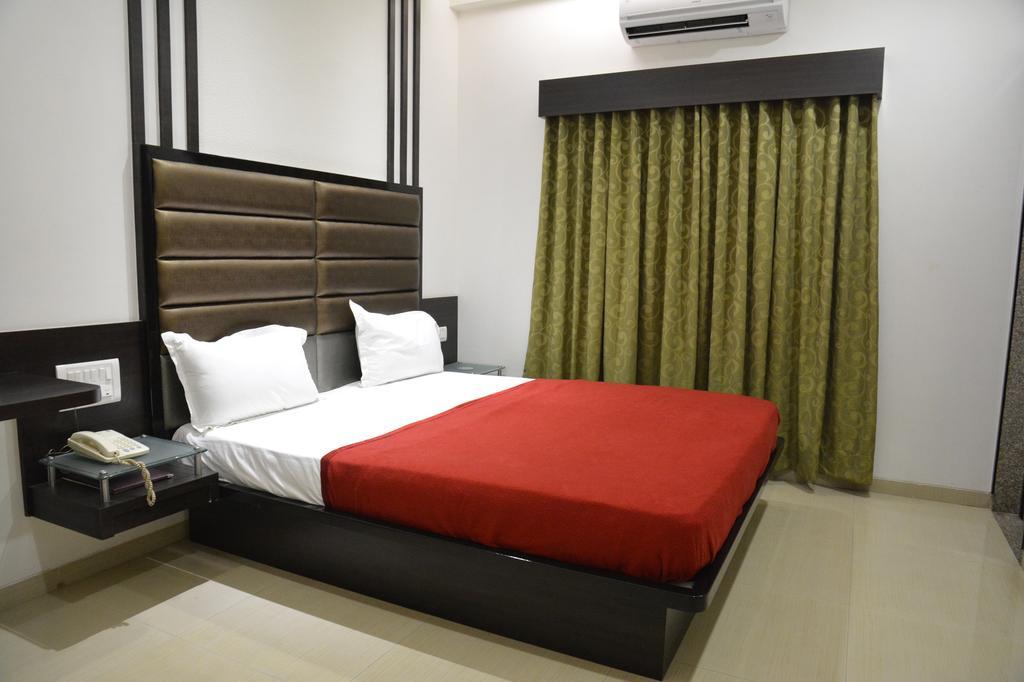 Hotel Corona Bharuch Eksteriør billede