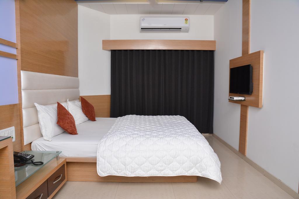 Hotel Corona Bharuch Værelse billede