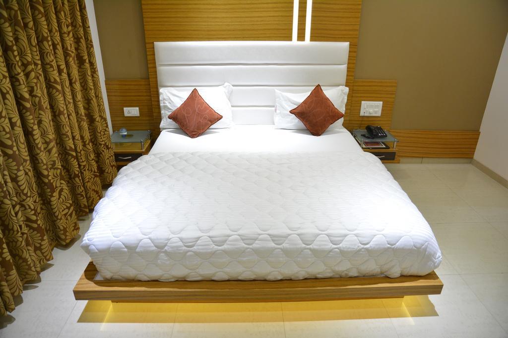 Hotel Corona Bharuch Værelse billede