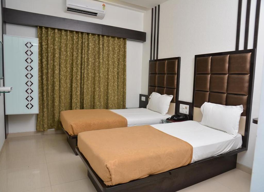Hotel Corona Bharuch Værelse billede