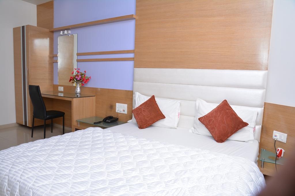 Hotel Corona Bharuch Værelse billede