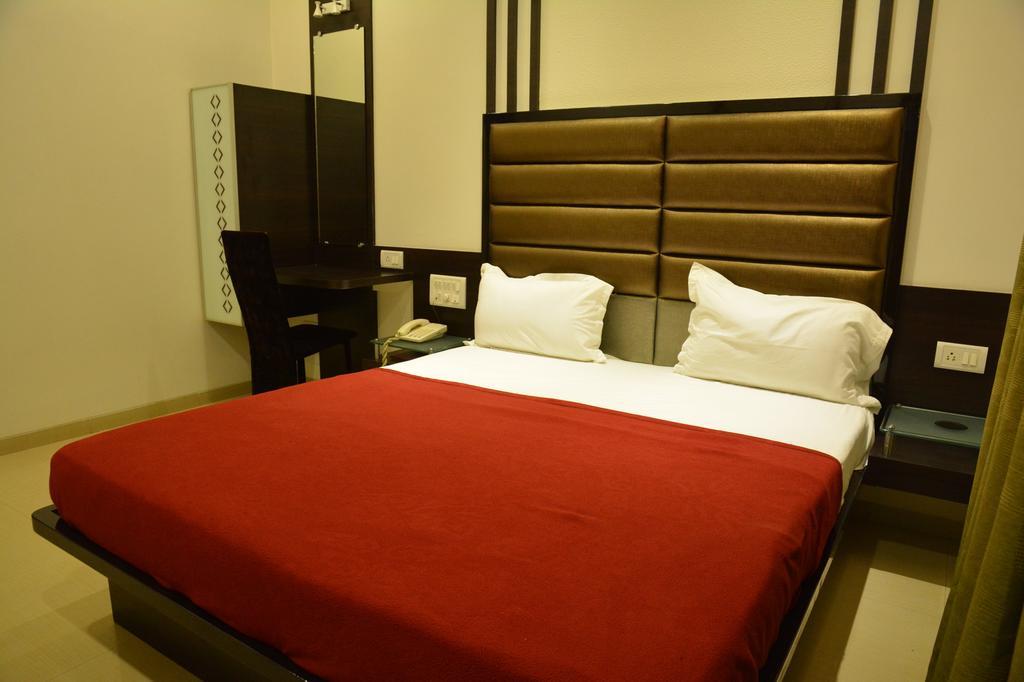 Hotel Corona Bharuch Værelse billede