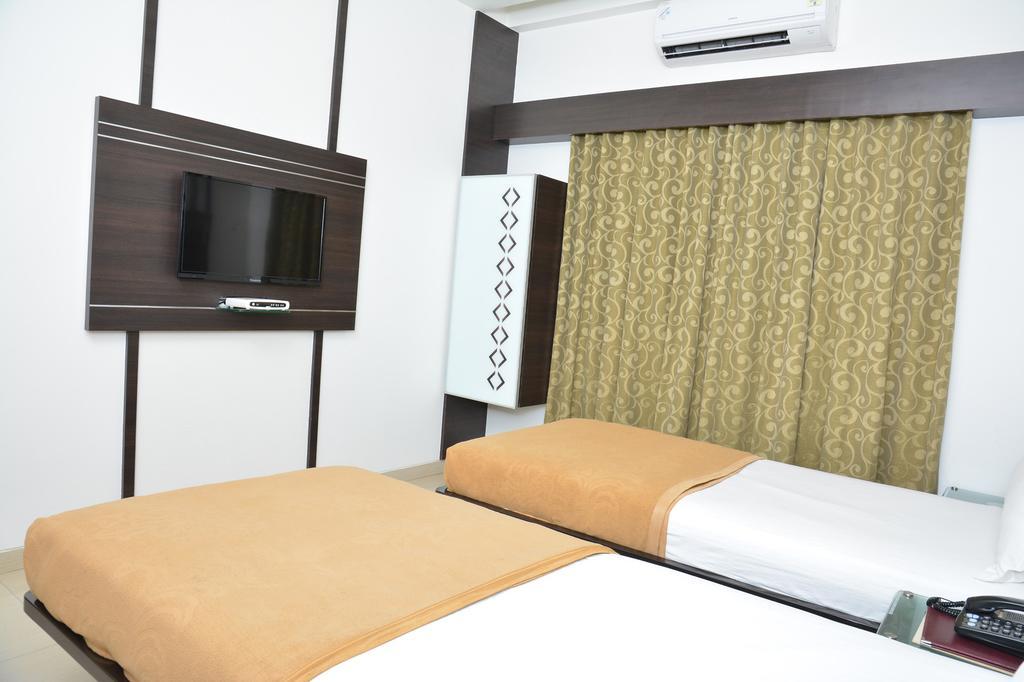 Hotel Corona Bharuch Eksteriør billede