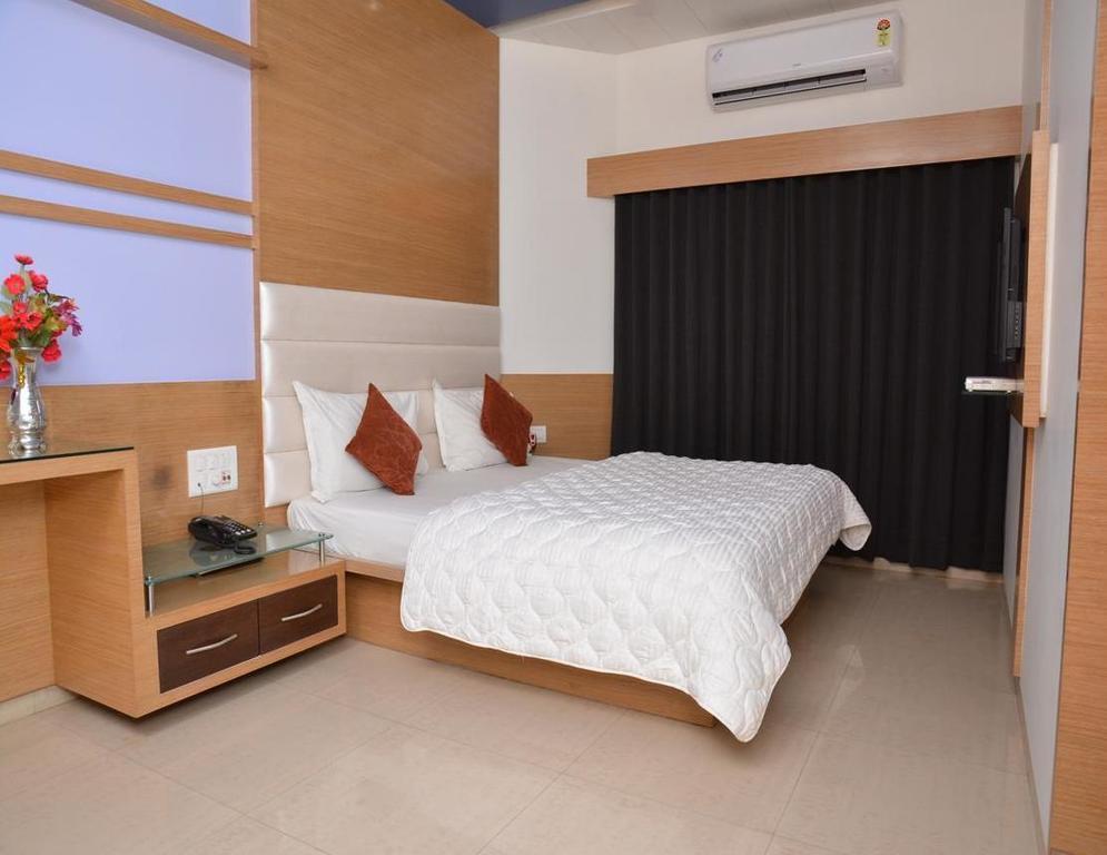 Hotel Corona Bharuch Værelse billede